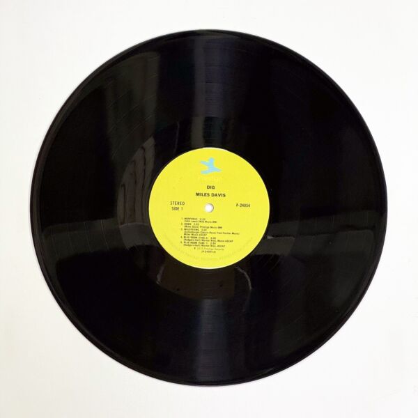 Front of the record Dig by Miles Davis