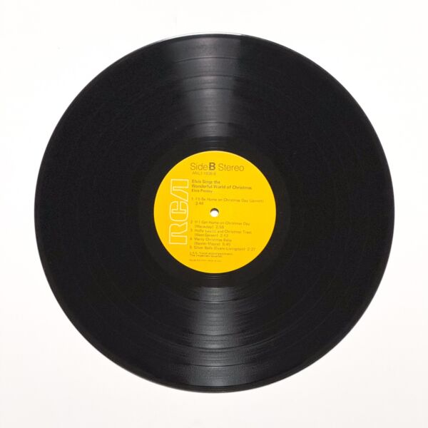 Back of the record Elvis Sings The Wonderful World Of Christmas by Elvis Presley
