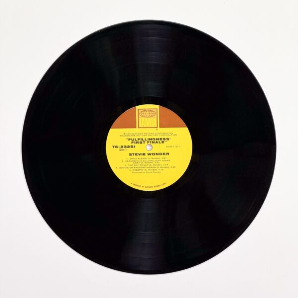 Front of the record Fulfillingness' First Finale by Stevie Wonder