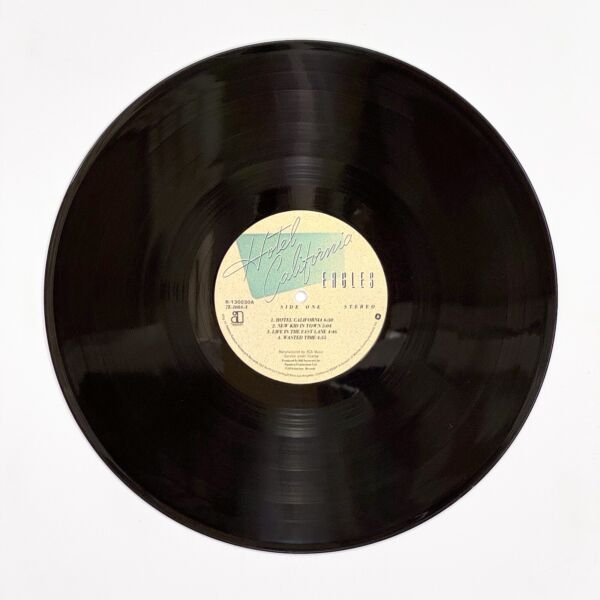 Front of the record Hotel California by Eagles