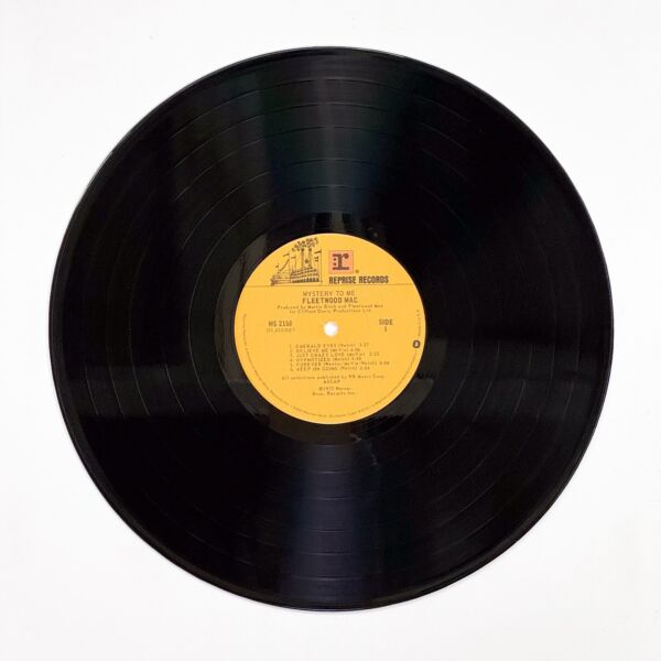 Front of the record Mystery To Me by Fleetwood Mac