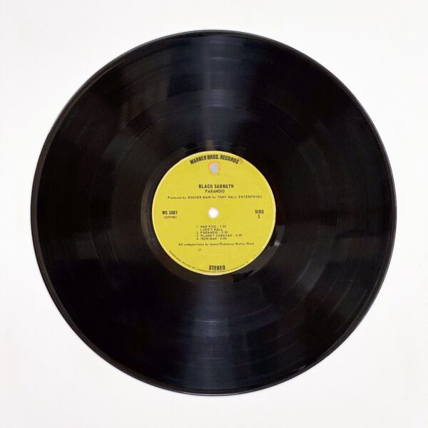 Front of the record Paranoid by Black Sabbath