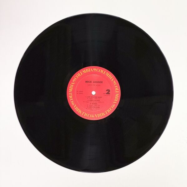 Back of the record She's the Boss by Jeff Beck, Pete Townshend, Mick Jagger, Robbie Shakespeare, Sly Dunbar, Jan Hammer, G.E. Smith